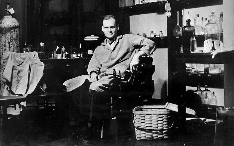 Dr. John Franklin Enders in seinem Labor
